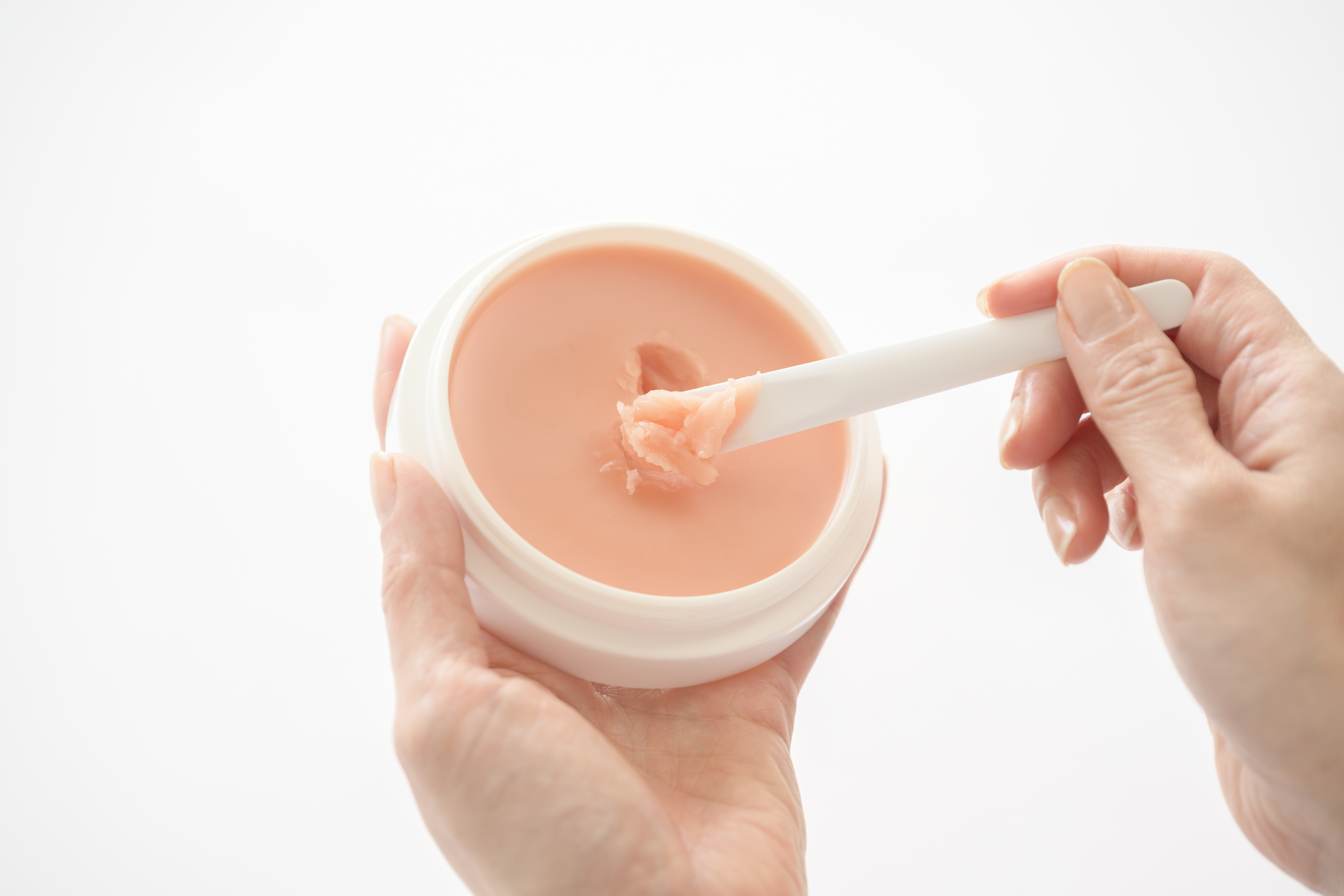 付属のスパチュラで適量を取る